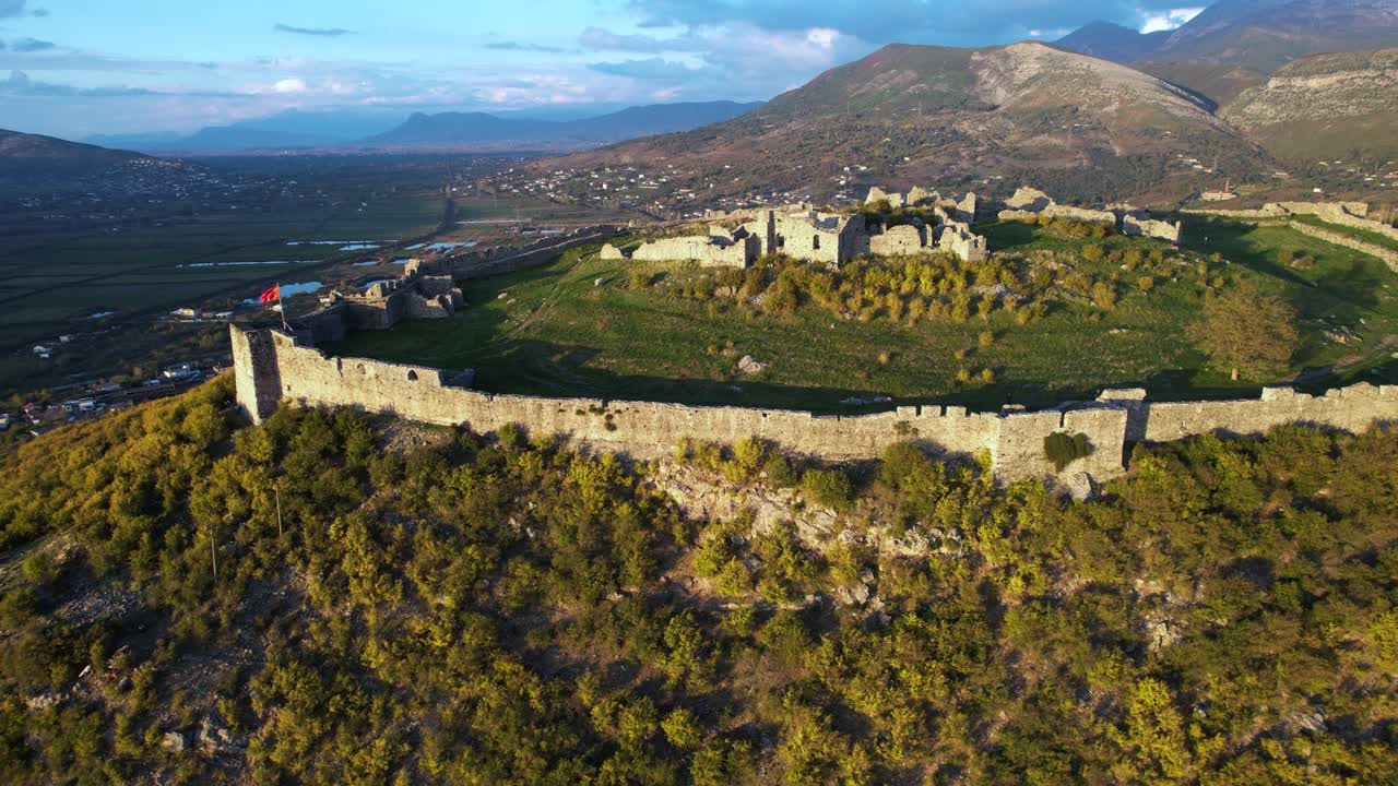 Esplorando il castello di Alessio: turisti visitano antiche rovine romane e mura fortificate in Albania