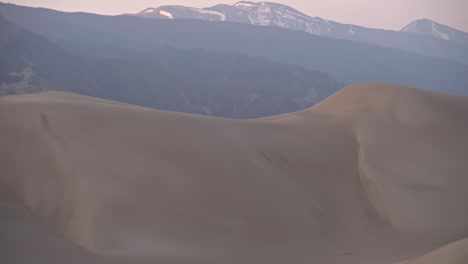 Schwenken-Sie-Die-Massive-Sanddüne-Hinunter-Zu-Einem-Kleinen-Rucksackzelt