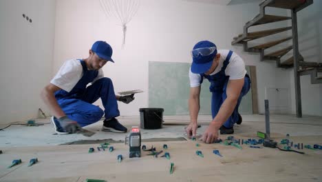 instalación de azulejos de cerámica para el suelo - medición y corte de las piezas. construcción, renovación, reparación de apartamentos. cortes de baldosas. corte de baldosas