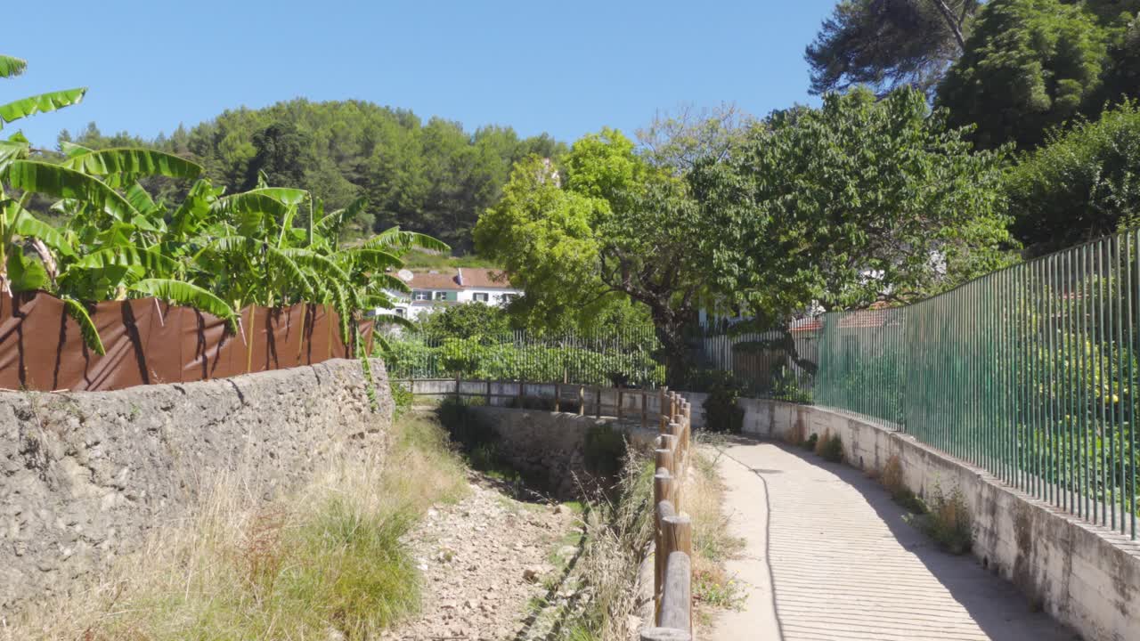 En udtørret flodseng på forstadslandbrugene i Cascais, Portugal