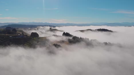 Vista-De-Ensueño-De-Las-Colinas-Que-Se-Elevan-Sobre-Un-Océano-De-Nubes