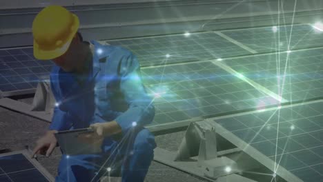 animación de la red de conexiones a través de paneles solares y ingeniero masculino en el fondo