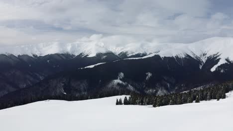 Snow-covered-Iezerul-Mare-and-Batrana-Peaks-in-Romanian-mountains