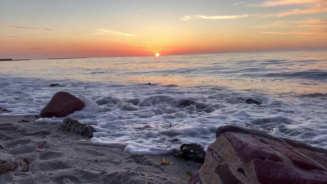 Composição de praia em ângulo baixo com pedras e horizonte brilhante