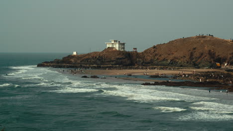 Vista-Panorámica-Del-Mar,-Mucha-Gente-Hace-Turismo