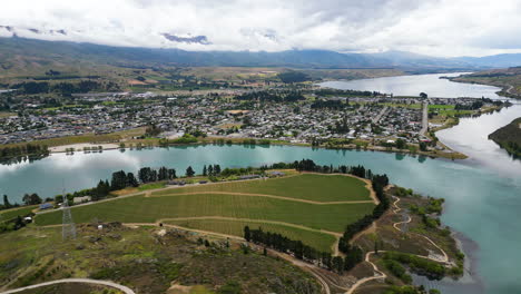 Luftumrundung-Von-Cromwell-Town-Und-Dunstan-Lake-An-Bewölkten-Tagen,-Neuseeland