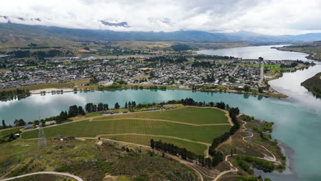 Antena-Que-Circunda-La-Ciudad-De-Cromwell-Y-El-Lago-Dunstan-En-Un-Día-Nublado,-Nueva-Zelanda