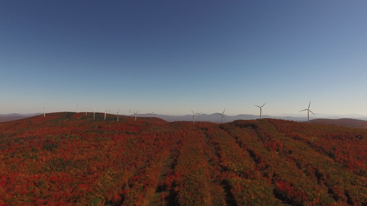 가을 뉴잉글랜드의 아름다운 지역에 있는 풍력 발전소 위의 공중
