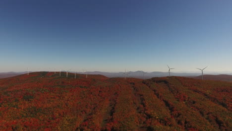 Una-Antena-Sobre-Un-Parque-Eólico-En-Una-Hermosa-Zona-De-Nueva-Inglaterra-En-Otoño