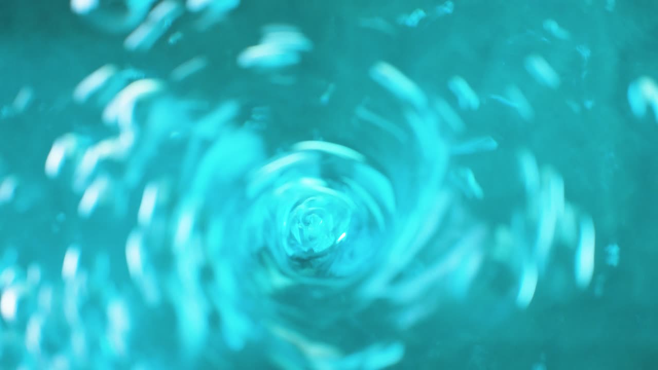 파란색 페인트로 물에 회전