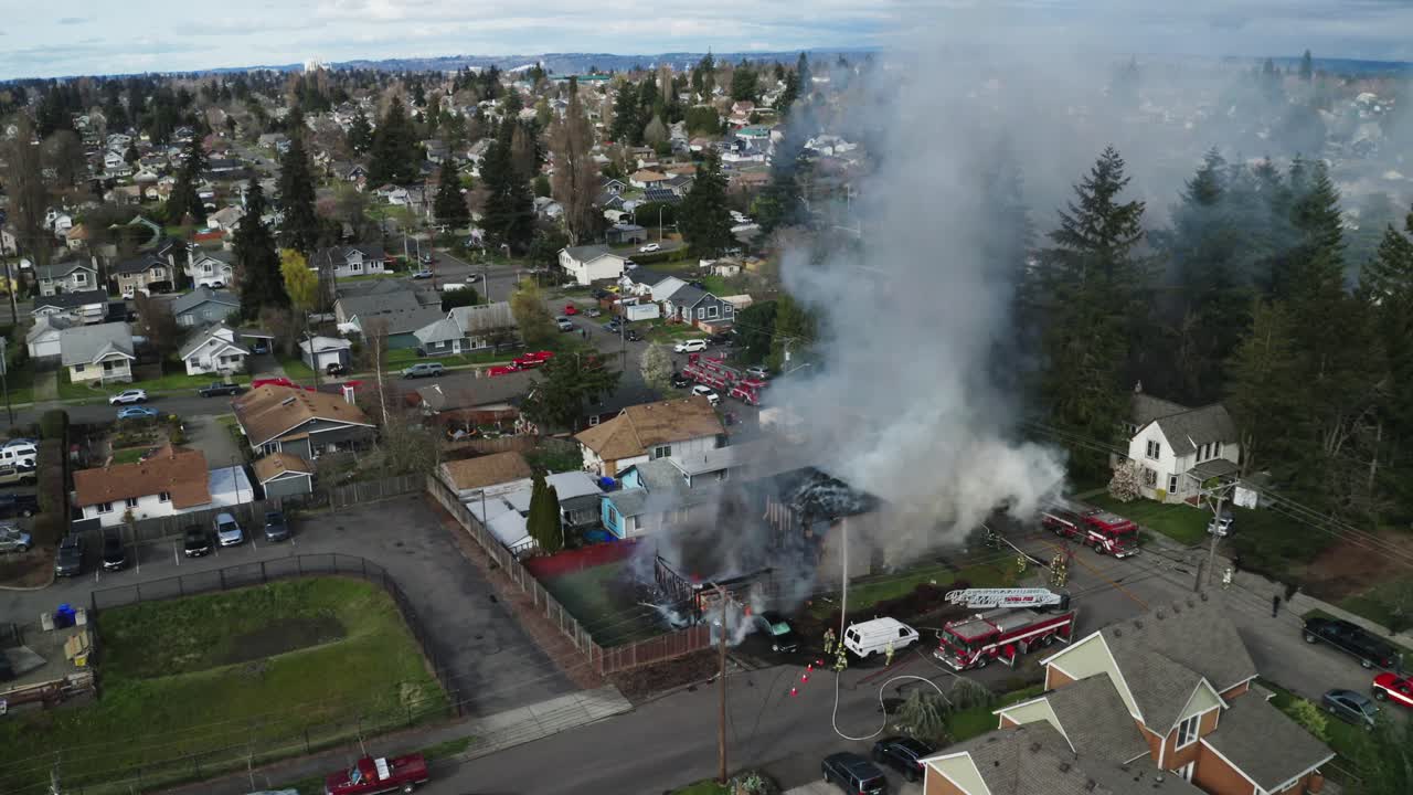 소방관 들 이 집 에 있는 거대한 화재 를 끄기 위해 물 을 뿌리고 있다