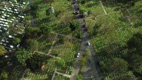 Drohnenaufnahme-Von-Autos,-Die-Auf-Dem-Friedhof-Fahren