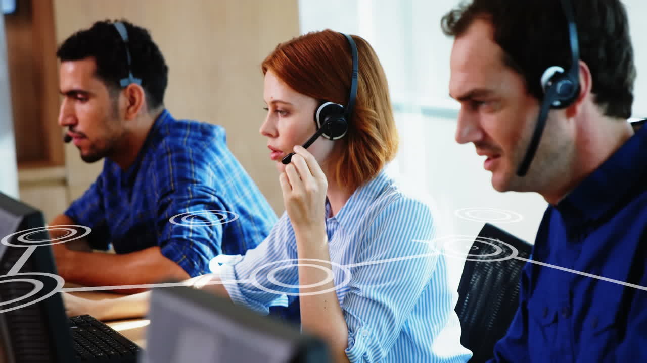 animación de redes de conexiones a través de personas de negocios que usan auriculares telefónicos