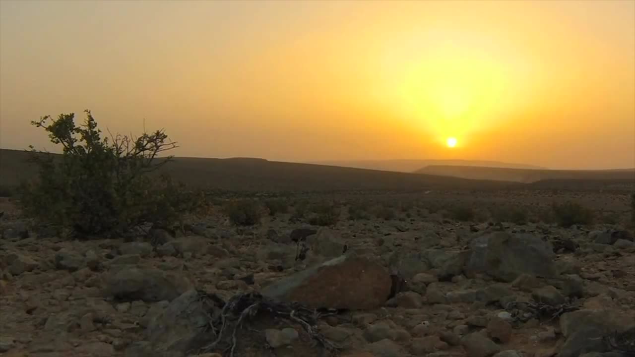 Nascer do sol em um deserto israelense.