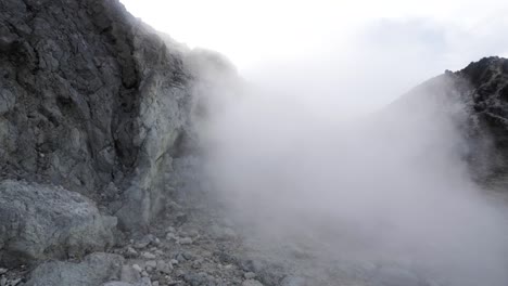mucho humo de azufre saliendo del volcán monte sibayak en el norte de sumatra, indonesia
