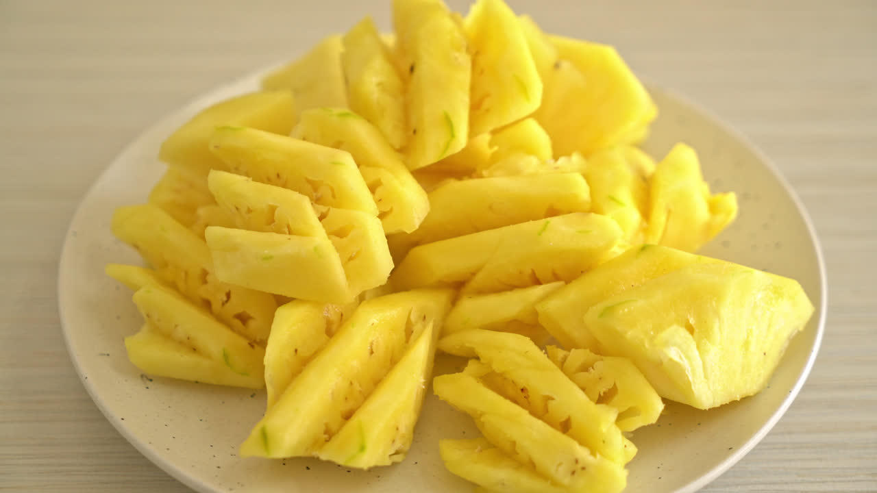 판에 잘라진 신선한 파인애플