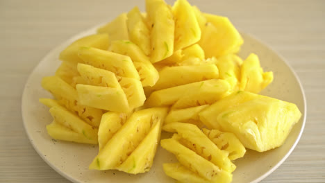 piña fresca cortada en un plato