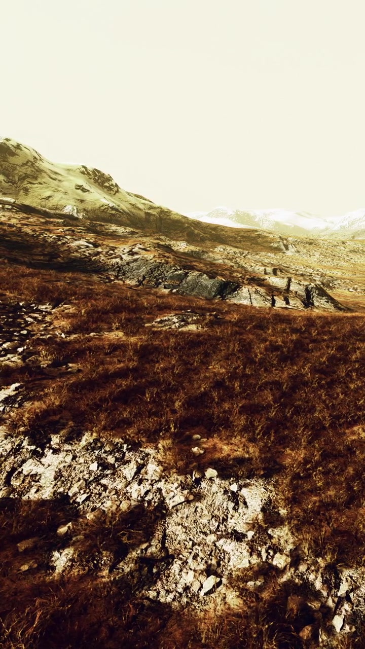 Paesaggio montano con escursionisti su terreno roccioso di giorno