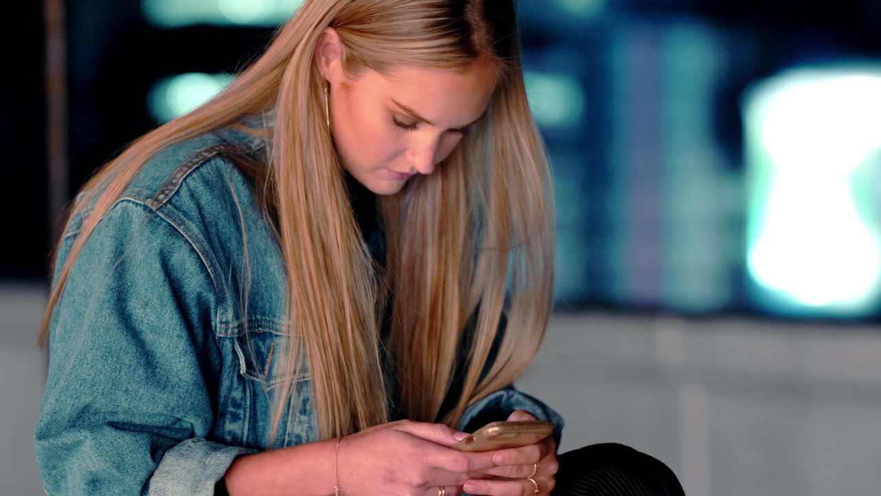 Telefono, notte e donna al cellulare