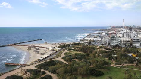 tel aviv, israel vista aérea de la playa de hilton, la costa mediterránea y el parque spiegel