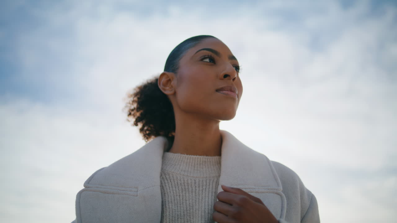 mujer preocupada comprobando el teléfono esperando respuesta primer plano. modelo de cabello negro mirando