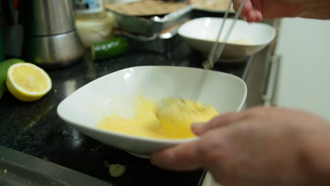 huevos batidos en tazón cocina casera preparar receta en la cocina de la casa disparo de detalles