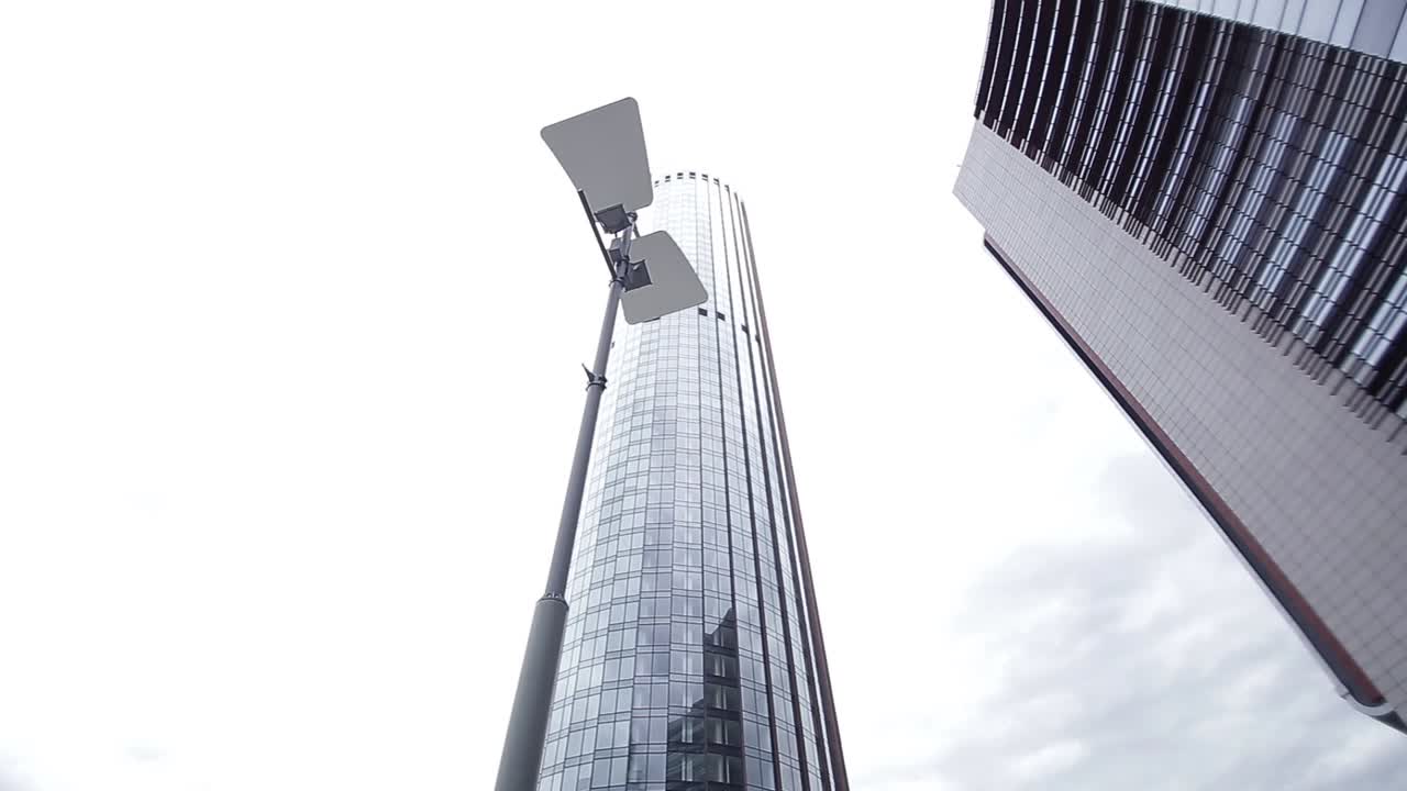 rascacielos modernos en el paisaje urbano