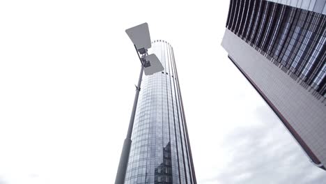 rascacielos modernos en el paisaje urbano