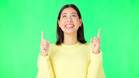 feliz, mujer y cara en la pantalla verde apuntando hacia arriba