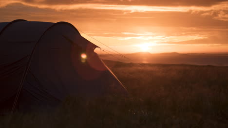 Acampar-En-Lofoten-En-Una-Carpa-Al-Atardecer-Timelapse