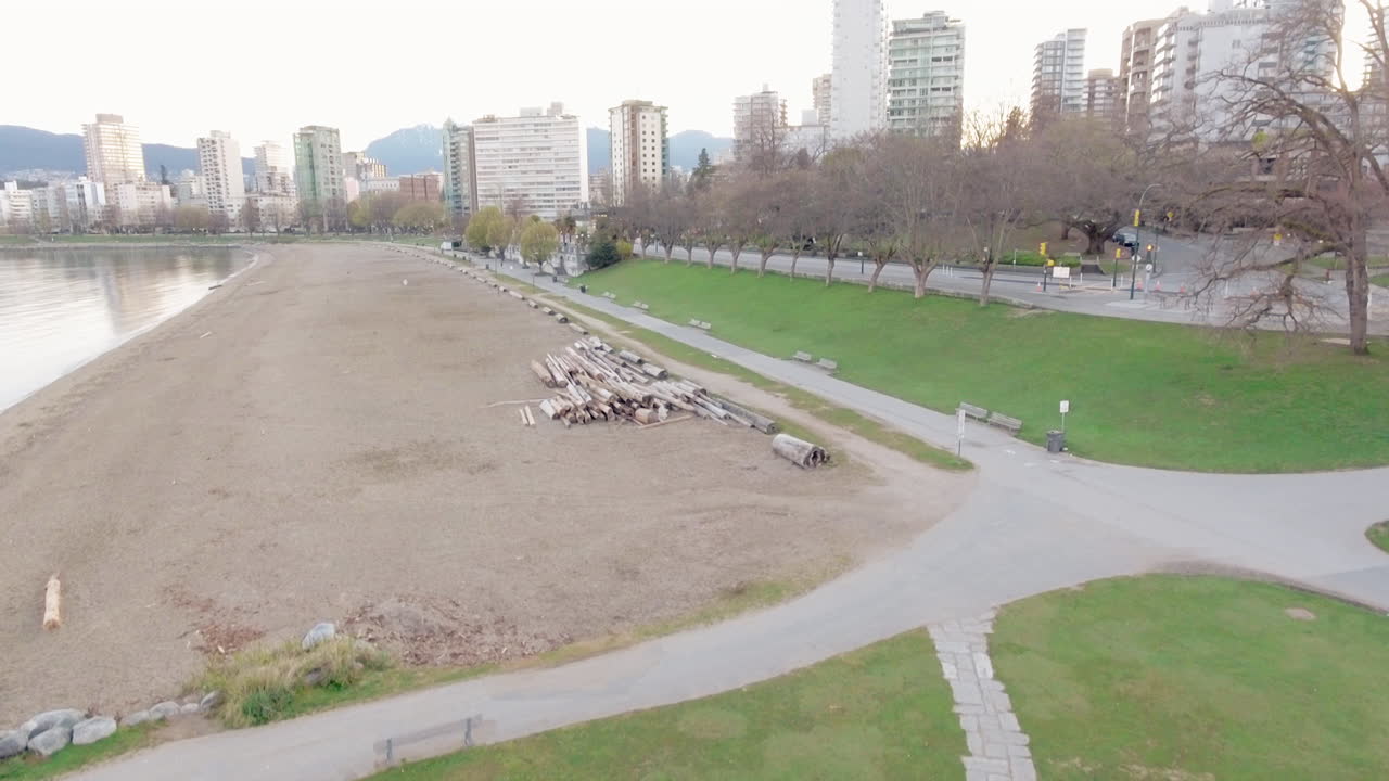 밴쿠버 다운타운에서 일출 시 밴쿠버의 잉글리시 베이 토템