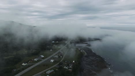 nubes blancas y niebla sobre las montañas chic-choc, el pueblo en la península de gaspe y el río san lorenzo a primera hora de la mañana en quebec, canadá