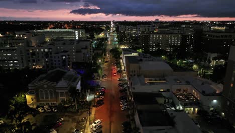 Vuelo-De-Drones-Sobre-La-Calle-Principal-De-Tampa-Por-La-Noche