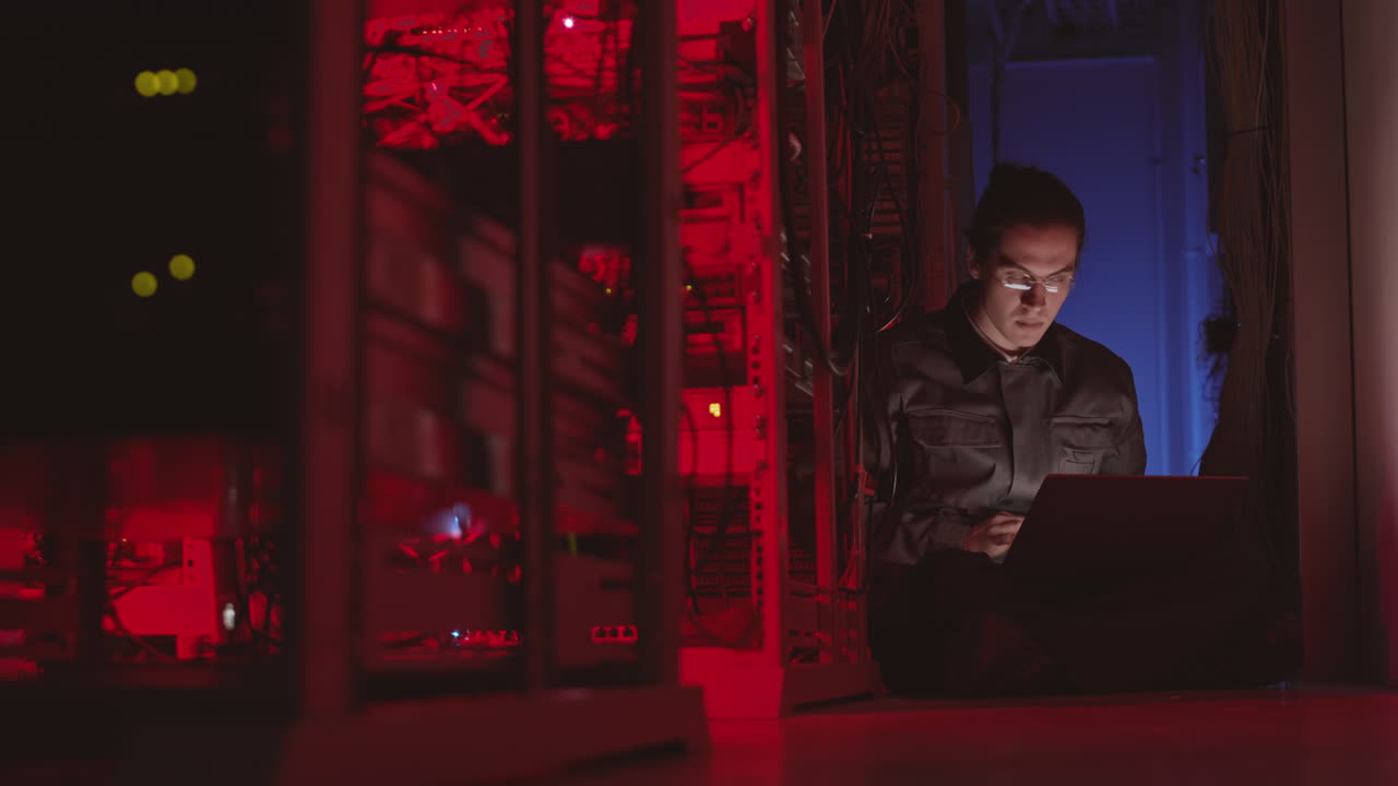 mujer trabajando en una sala de servidores