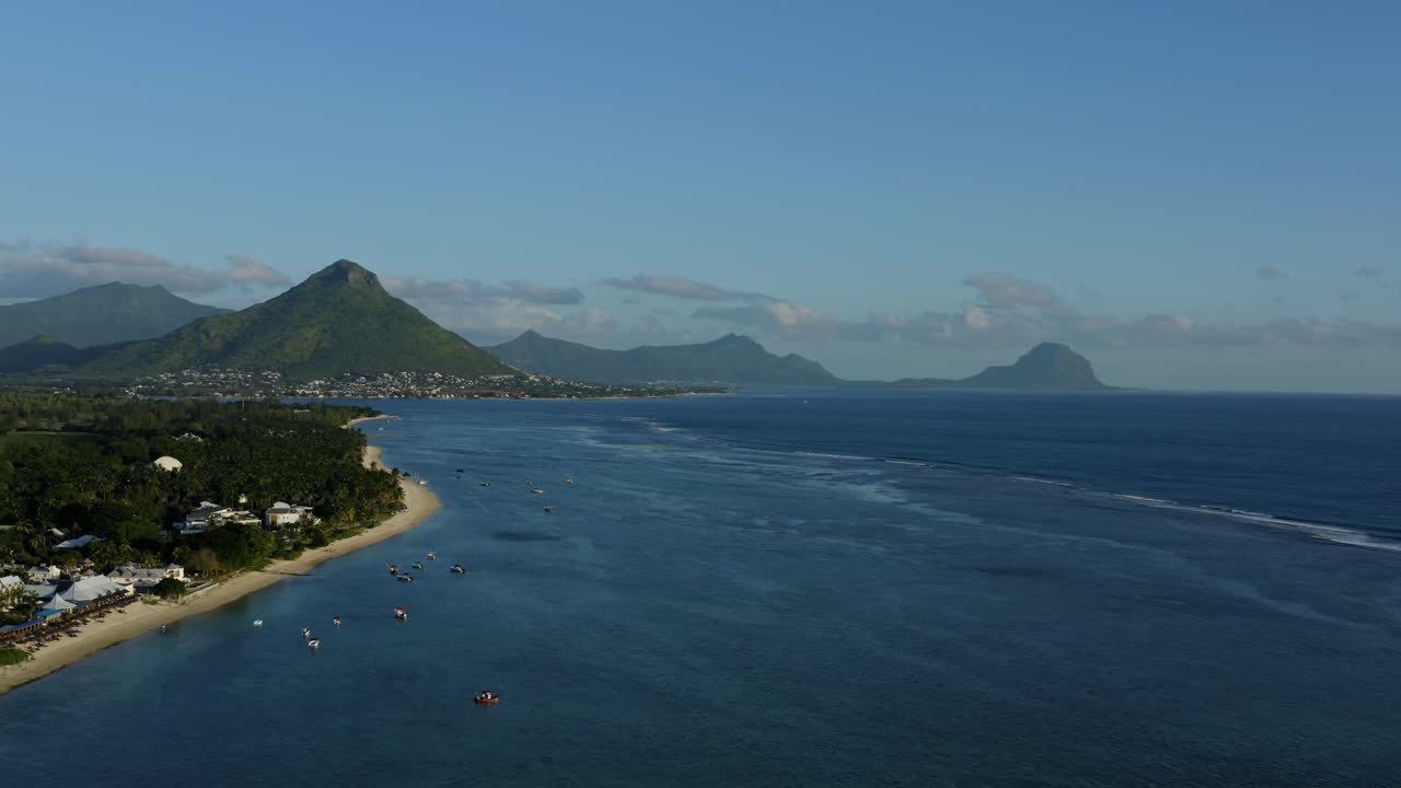 vista aérea de la costa de la isla mauricio, playa de arena y colinas sobre el océano índico, disparo de drones