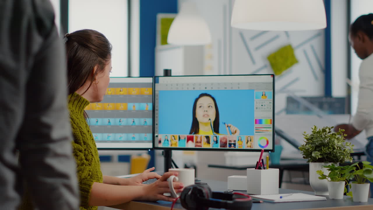 retoucher mujer mirando a la cámara sonriendo trabajando en una agencia de medios creativos