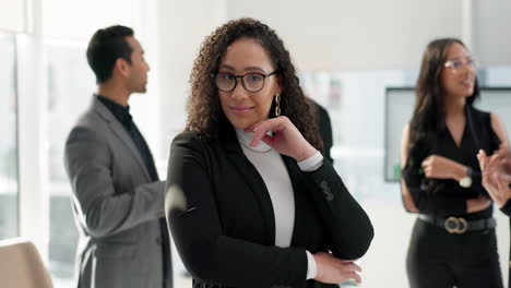 cara, sonrisa y confianza mujer de negocios