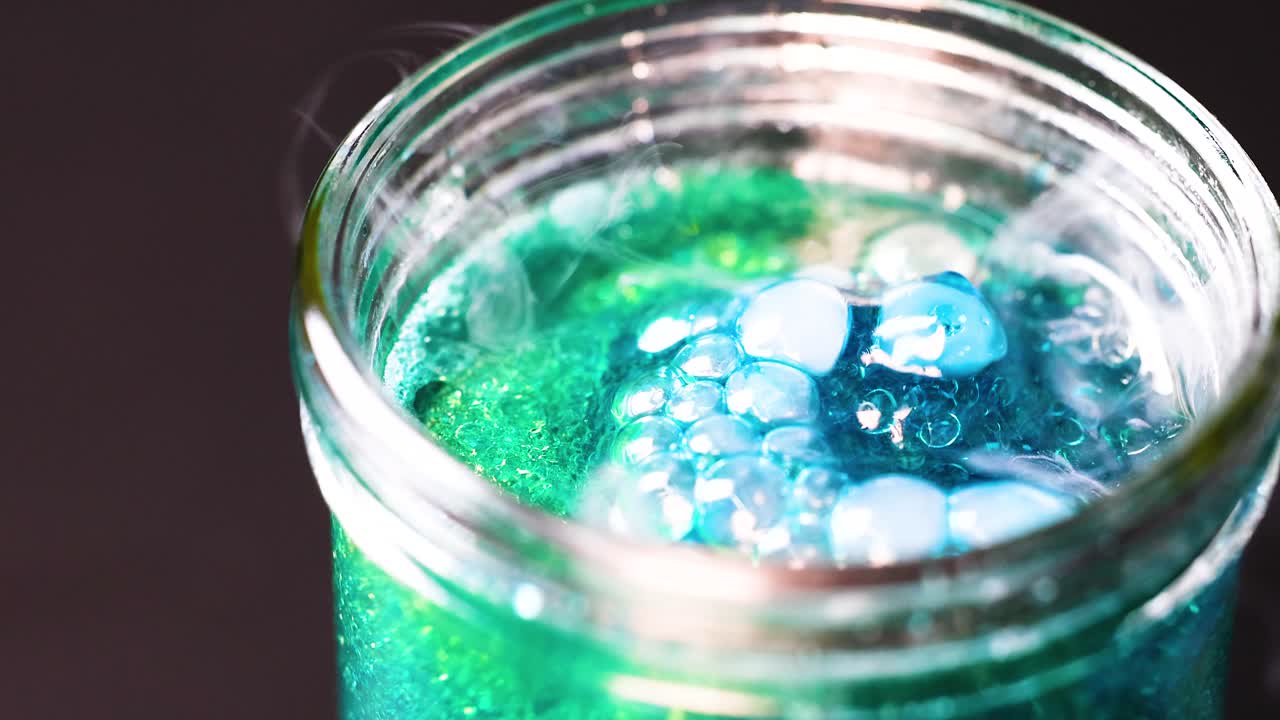 유리 항아리 실험에서 부풀어오르는 액체