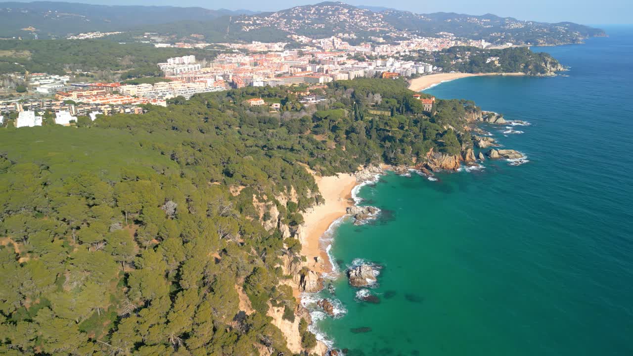 Saksikan keindahan menakjubkan Lloret de Mar yang belum pernah ada sebelumnya dengan pilot drone ahli kami.