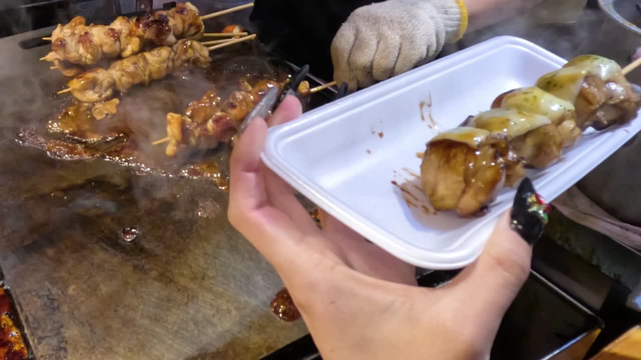 판매자 는 요리 된 스피어 를 고객 에게 넘겨 준다