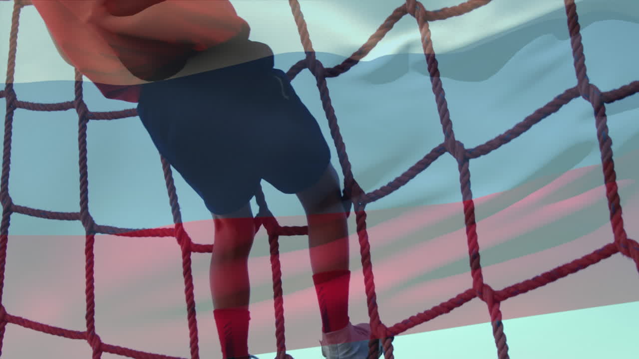 animación de la bandera de rusia sobre un niño caucásico durante el entrenamiento de una carrera de obstáculos