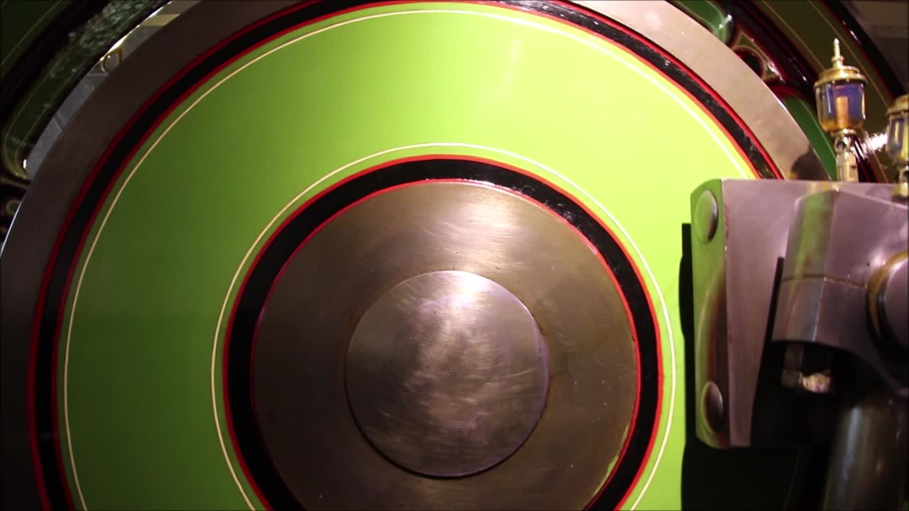 잘 보관되고 광택이 칠해진 크고 무거운 기계류