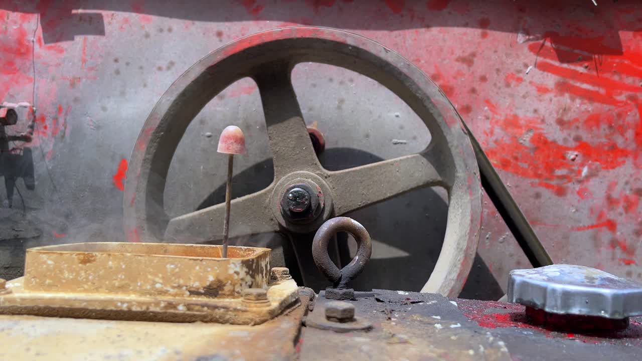 벨트 드라이브 메커니즘은 엔진이 진동하고 연기를 방출하면서 작동합니다.