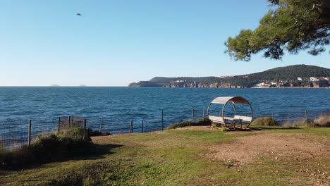 Hermoso-Parque-Recreativo-Junto-Al-Mar-En-Buyukada,-Islas-Príncipes,-Estambul