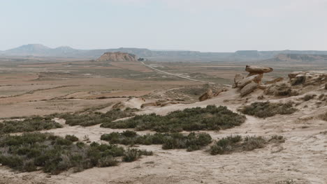 paisaje desértico con formaciones rocosas