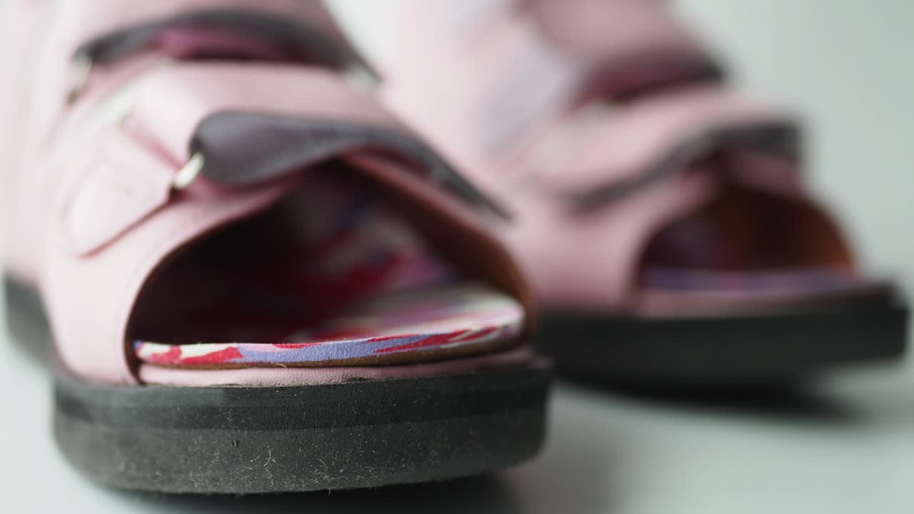 분홍색 오르토틱 신발 어린이