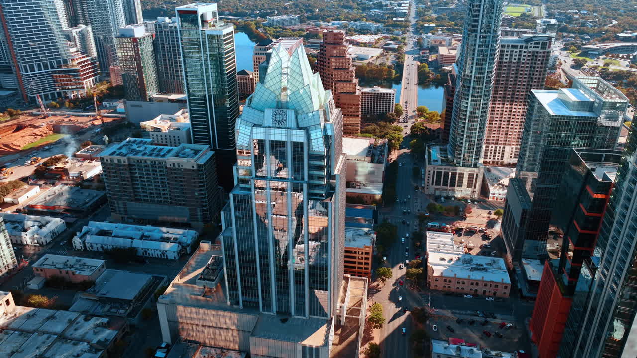 Austin, USA, 21 novembre 2025: Maestoso grattacielo di vetro della Frost Bank Tower ad Austin, Texas, USA. Incredibile architettura contemporanea della metropoli da riprese con drone.