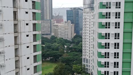 paisaje urbano aéreo de la ciudad de cebu con edificios altos blancos enmarcando la escena