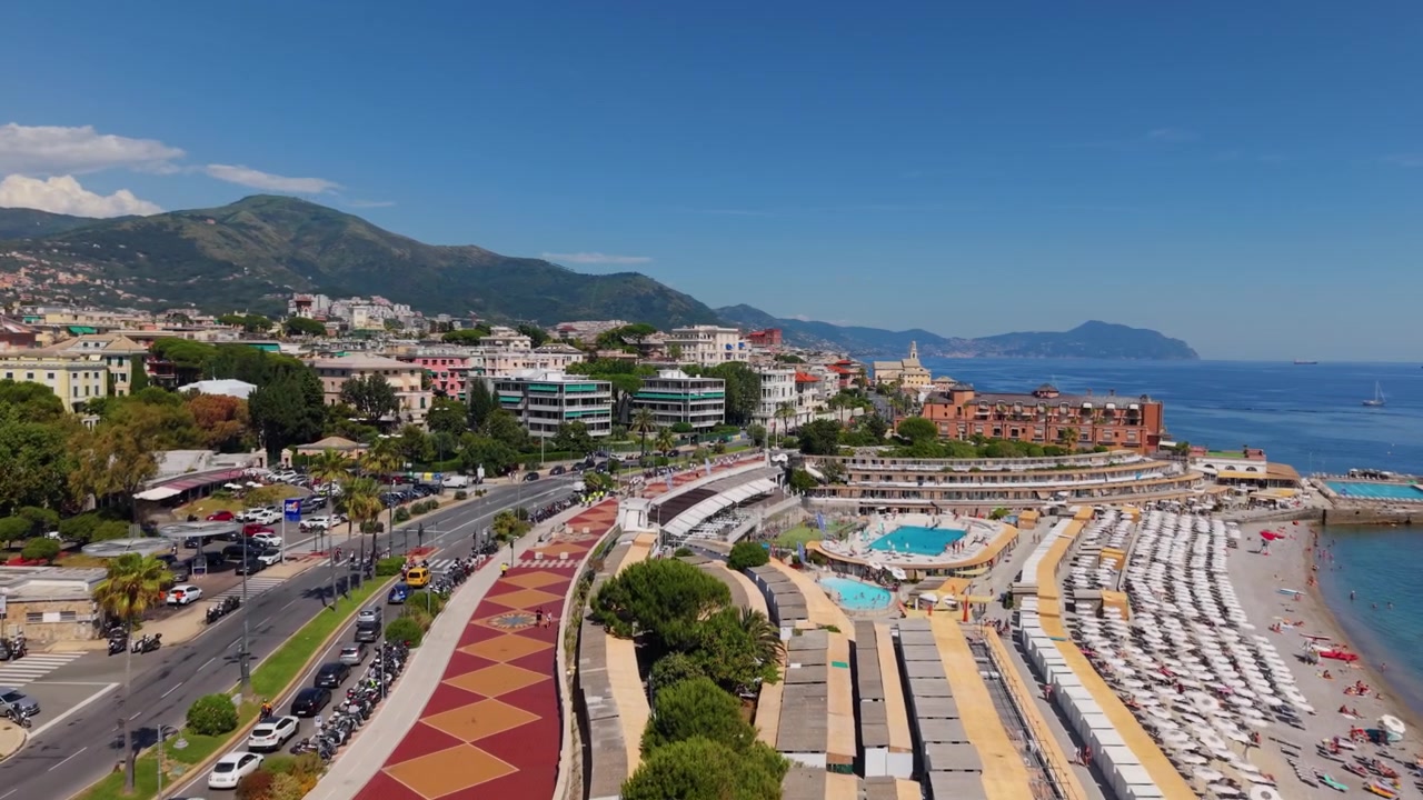 Ripresa aerea con drone della passeggiata di Corso Italia, stabilimenti balneari e costa in una giornata di sole