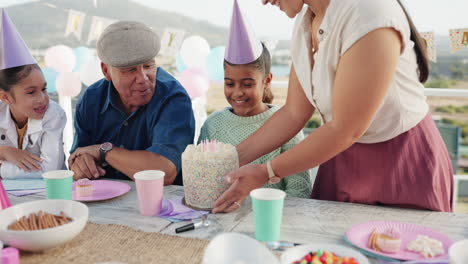 familia, pastel y chica en el parque para el cumpleaños